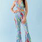 Conjunto de top corto con espalda abierta fruncida y cuello halter con estampado abstracto multicolor y pantalones de cintura alta