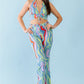 Conjunto de top corto con espalda abierta fruncida y cuello halter con estampado abstracto multicolor y pantalones de cintura alta