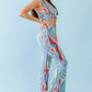 Conjunto de top corto con espalda abierta fruncida y cuello halter con estampado abstracto multicolor y pantalones de cintura alta