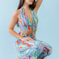 Conjunto de top corto con espalda abierta fruncida y cuello halter con estampado abstracto multicolor y pantalones de cintura alta
